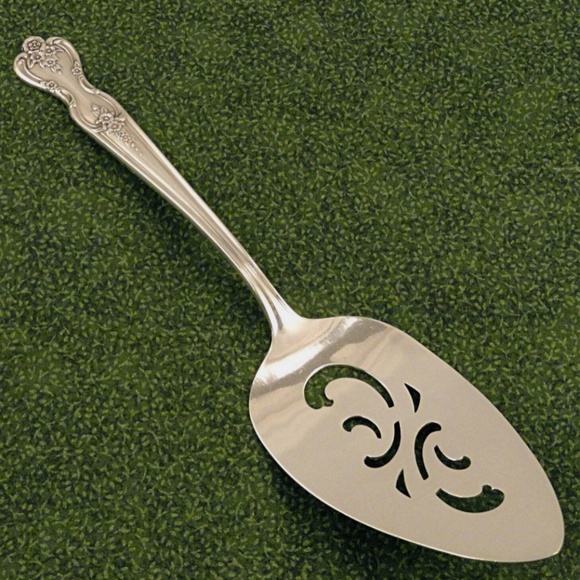 O3- Vintage 1951 Wm Rogers Silverplate Cake Pie Server Magnolia Pattern - Picture 1 of 10